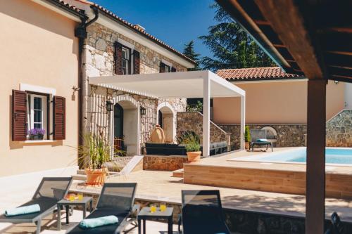 Mary's Villa with heated pool & game room