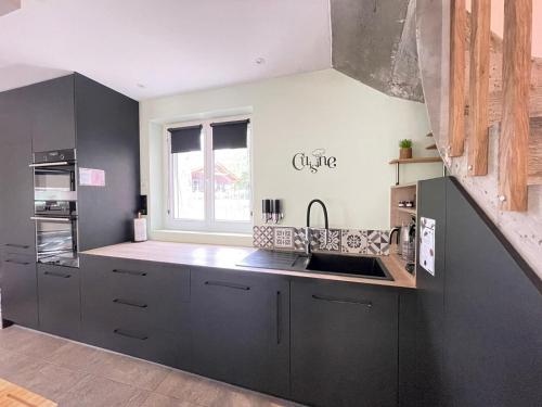 Zdjęcie z galerii obiektu Maison calme et détente, piscine intérieure, 10 personnes w mieście Courzieu