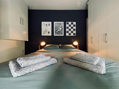 - une chambre avec un grand lit et 2 oreillers dans l'établissement La Source Marie-Elise, à Stavelot