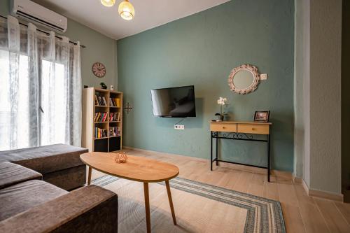 塞薩羅尼基的住宿－One Salonica Deluxe Apartment 2，客厅配有沙发和桌子