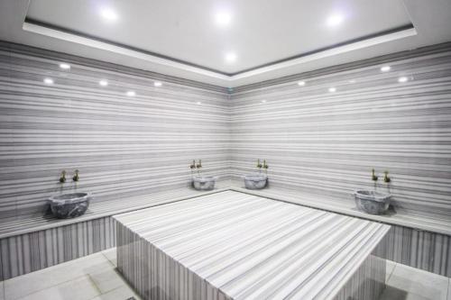 - une salle de bains avec trois lavabos dans une chambre dans l'établissement ABR 5 Residence, à Alanya