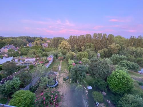 uma vista superior de um parque com árvores e flores em Chambre ZEN proche de Bagnoles de lOrne em La Ferté-Macé