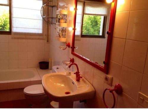 een badkamer met een wastafel, een toilet en een bad bij casa cumial in Ourense
