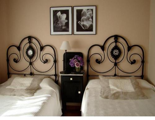 twee bedden naast elkaar in een slaapkamer bij casa cumial in Ourense