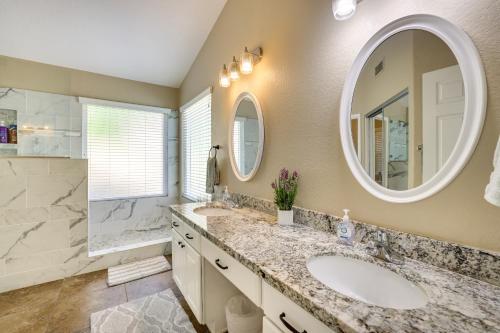 baño con 2 lavabos y espejo grande en Chandler Vacation Rental with Saltwater Pool!, en Chandler
