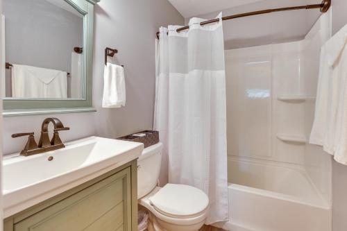 La salle de bains est pourvue d'un lavabo, de toilettes et d'une douche. dans l'établissement Chippewa Lake Cottage with Fire Pit!, à Chippewa Lake