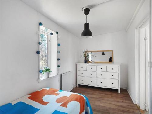 1 dormitorio con cama, tocador y espejo en Jättemysig villa en Uddevalla