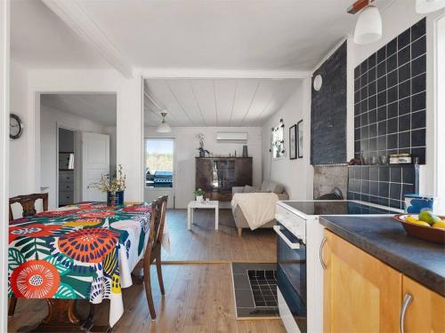 uma cozinha e sala de estar com uma mesa com uma toalha de mesa em Jättemysig villa em Uddevalla