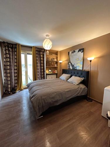 une chambre avec un grand lit et une grande fenêtre dans l'établissement Appart & Studio Hyper Centre de Strasbourg - Proche Cathédrale & Petite France, à Strasbourg