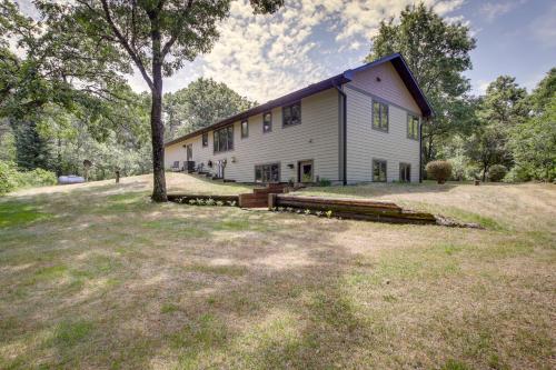 Zahrada ubytování Secluded Wautoma Home with Fire Pit!
