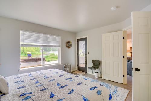 um quarto com uma cama e uma janela em Lakefront Bremerton Vacation Rental with Hot Tub! em Brinnon