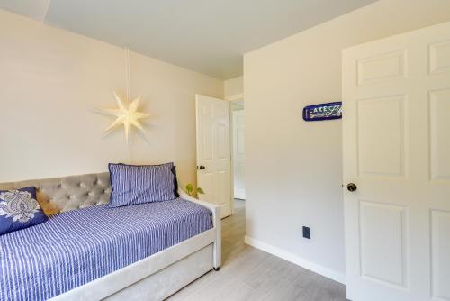 um quarto com uma cama com uma estrela na parede em Lakefront Bremerton Vacation Rental with Hot Tub! em Brinnon