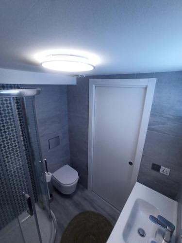 Un baño de room private bathroom in shared apartment 50m from Gibraltar