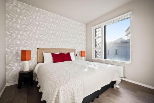 een slaapkamer met een groot bed en een raam bij Private Lux 2BR & 2BA City Center with Free Parking in Reykjavík