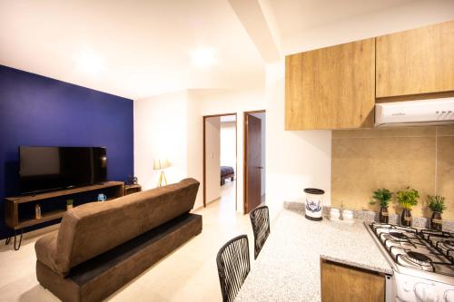 Cuisine ou kitchenette dans l'établissement Comfy Apartment with Private Balcony & Natural Light - Xola