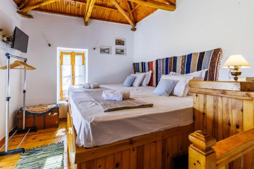 ein Schlafzimmer mit einem großen Bett in einem Zimmer in der Unterkunft Christina's Cottage in Skopelos