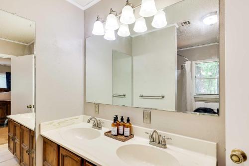 baño con 2 lavabos y espejo grande en Waterfront Monkey Island Vacation Rental with Deck, en Afton