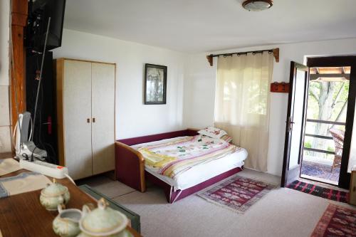 een kleine slaapkamer met een bed en een raam bij Etno House BORAK in Kladušnica
