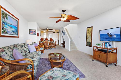 Kahana Villa E701 في Kapalua-West Maui Airport: غرفة معيشة مع أريكة وغرفة طعام