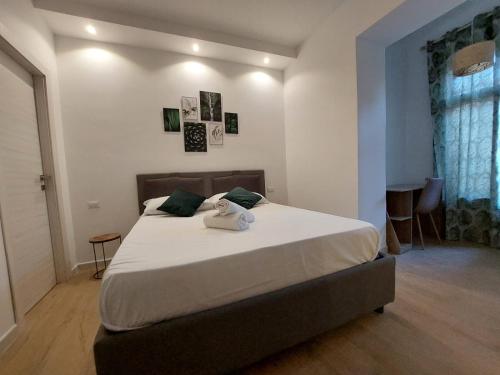 sypialnia z dużym łóżkiem z białą pościelą w obiekcie B&B Terrazza In Centro w mieście Castellammare di Stabia
