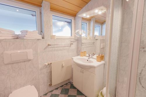 フェルデン・アム・ヴェルターゼーにあるSun & Seeのバスルーム(洗面台、トイレ、鏡付)