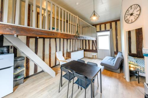 une cuisine et une salle à manger avec une table et des chaises dans l'établissement Domaine le Colombier, à Dienville