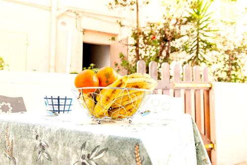 un bol d'oranges et de bananes sur une table dans l'établissement COCOON BEACH Central Proche Mer, à Nice