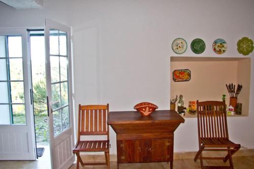 comedor con 2 sillas y mesa de madera en Casa da Ruiva, en Serra