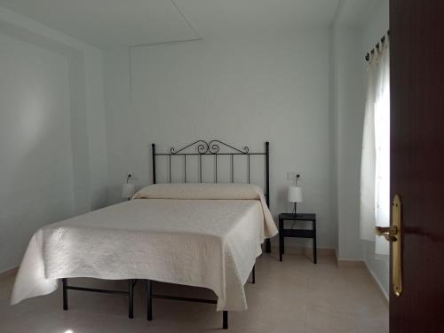 um quarto com uma cama grande e um cobertor branco em CaZagrilla em Zagrilla