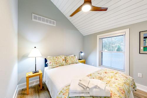 ein Schlafzimmer mit einem Bett und einem Deckenventilator in der Unterkunft Town of Rehoboth Beach - 37499 Washington Street in Rehoboth Beach