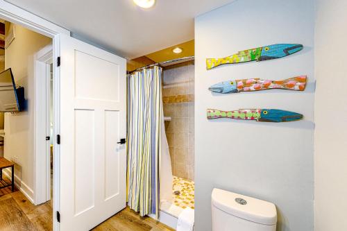 ein Badezimmer mit Toilette und Dusche in der Unterkunft Town of Rehoboth Beach - 37499 Washington Street in Rehoboth Beach