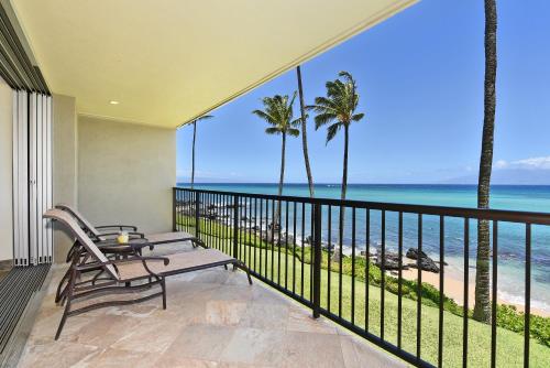 balcone con panchina e vista sulla spiaggia di Noelani 210 a Kahana