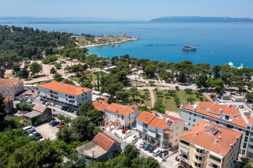 una vista aérea de una ciudad y del agua en Villa Rubcic, en Makarska