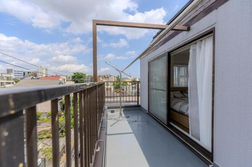 a balcony with a view of a city at 駒込駅徒歩7分/旧古河庭園至近(100m)の4LDKマンション「92m2」 in Tokyo