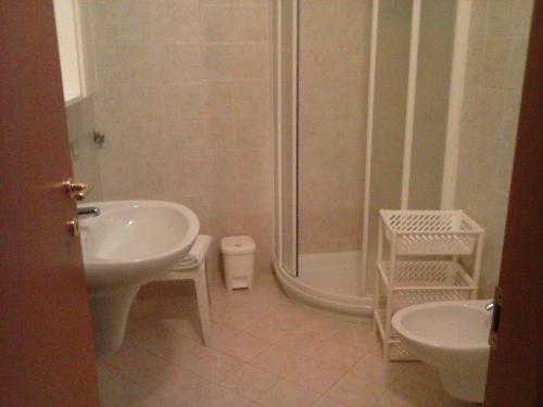 y baño con lavabo, ducha y aseo. en Appartamento BeB Preone CIR17089BEB01 en Limone sul Garda