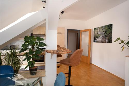 eine Küche und ein Wohnzimmer mit einem Tisch und Stühlen in der Unterkunft Apartment inmitten der Stadt Leoben. in Leoben