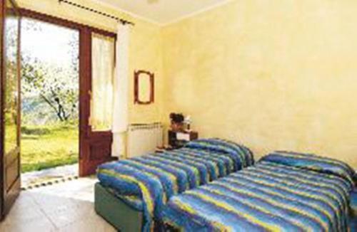 una habitación con cuatro sofás azules frente a una puerta en Appartamento BeB Preone CIR17089BEB01 en Limone sul Garda