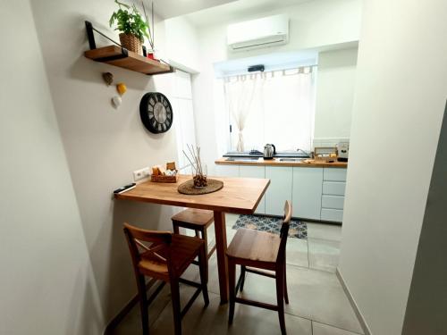 a small kitchen with a wooden table and chairs at L’angolo del bosco in Naples
