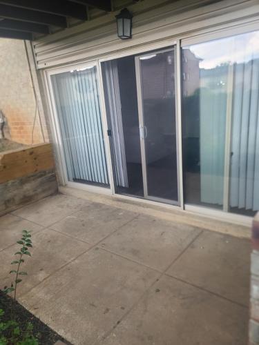 um pátio vazio com portas de vidro deslizantes numa casa em Appleberry enterprise em Owings Mills