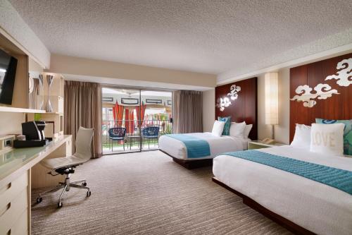um quarto de hotel com duas camas e uma varanda em Atrium Hotel Orange County em Irvine