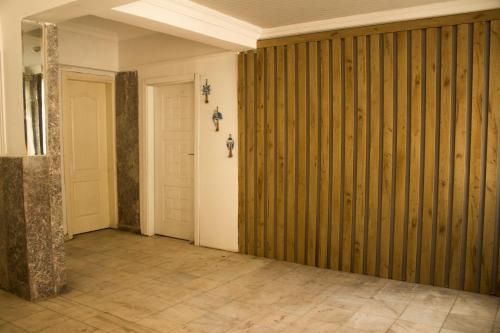 un corridoio con pareti rivestite in legno e una porta di Ephesus Hera a Selçuk