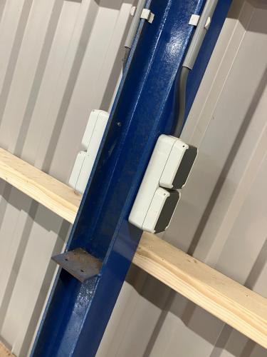 a blue wall with a wire sticking out of it at Hotel Jans in Rijs