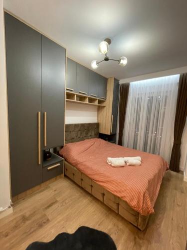 1 dormitorio con 1 cama con 2 toallas en DAF apartaments, en Pristina