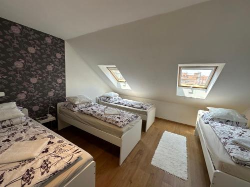 布達佩斯的住宿－Centroom Apartment Budapest，一间房间,有三张床