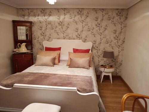 Pomar de ValdiviaにあるCasa: El Portalón de Valdiviaのベッドルーム1室(大型ベッド1台、赤い枕付)