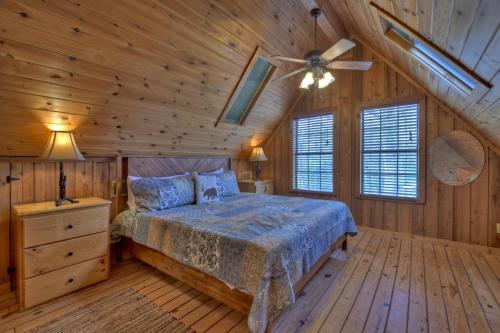 Un dormitorio con una cama y un ventilador de techo. en Lazy Bear Outlook, en Ellijay