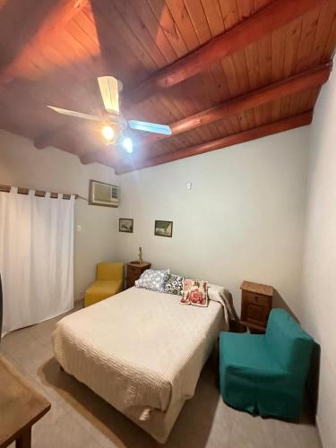 - une chambre avec un lit et un ventilateur de plafond dans l'établissement quinta iaia, à Villaguay