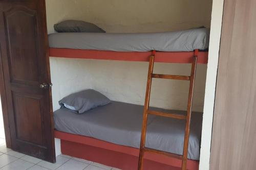 a couple of bunk beds in a room at Amplia casa en Tonsupa con piscina privada y WIFI in Tonsupa