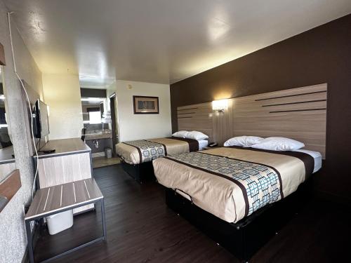 ein Hotelzimmer mit 2 Betten und einer Küche in der Unterkunft Budget Inn Nassawadox in Nassawadox