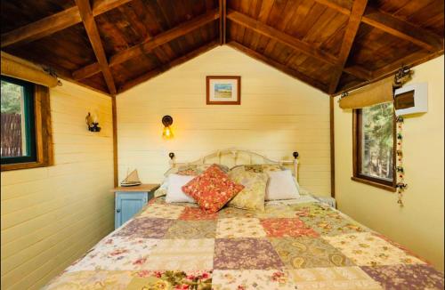 Ένα ή περισσότερα κρεβάτια σε δωμάτιο στο Rustic cabin with hot tub - Homewood Forest Retreat